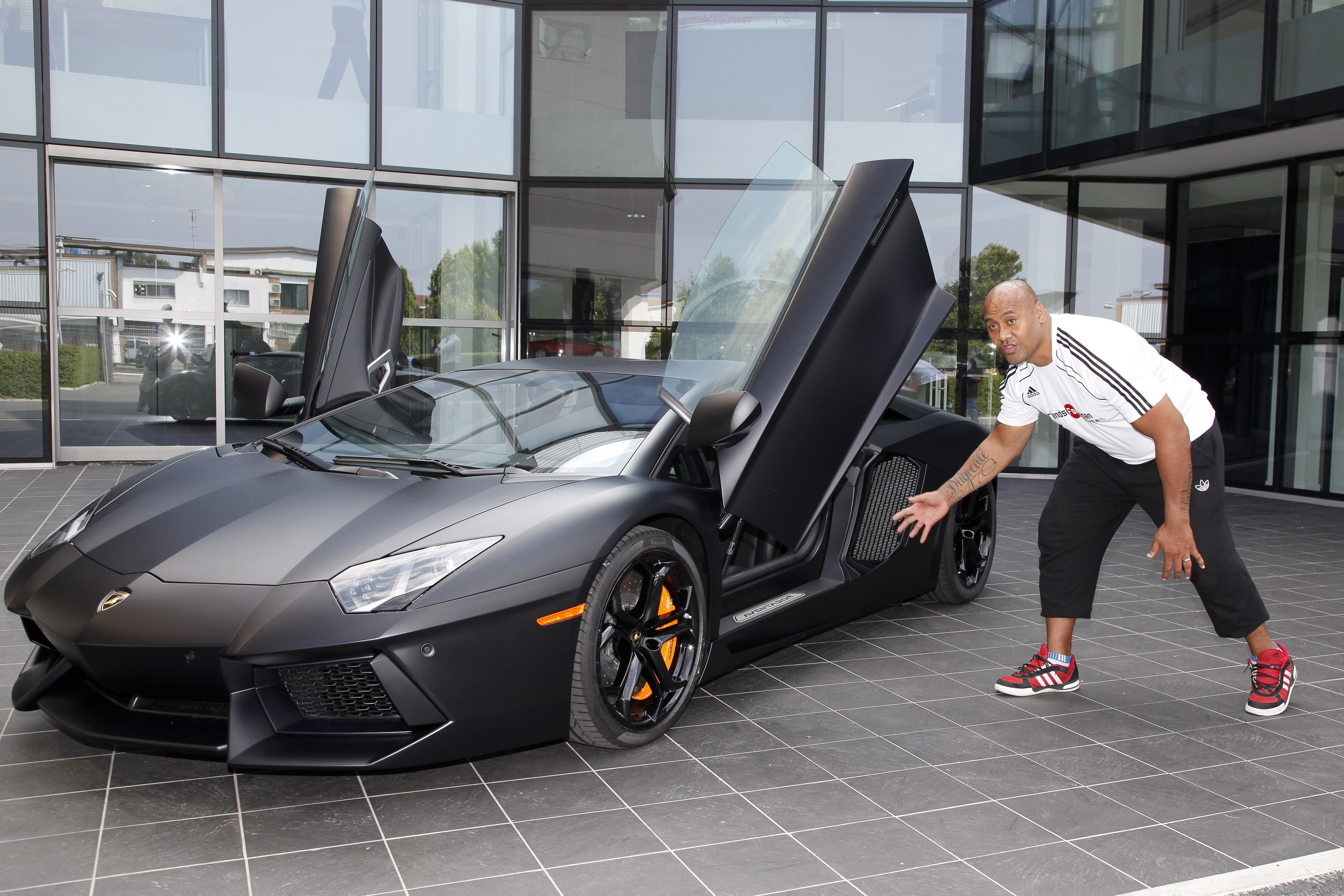 World rugby legend Jonah Lomu visits Lamborghini